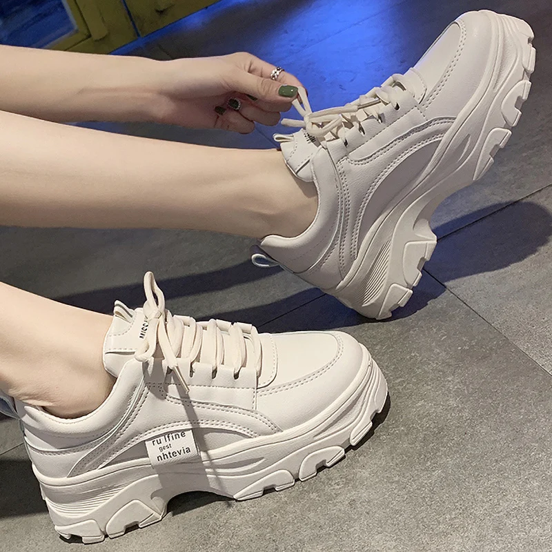 Женские кроссовки на массивной вулканизированной подошве белые модные