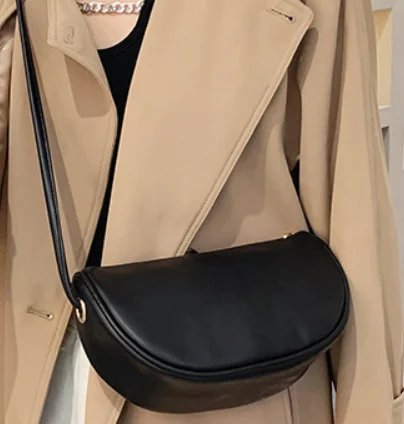 

Women's retro Korean fashion black messenger bag casual shoulder bag