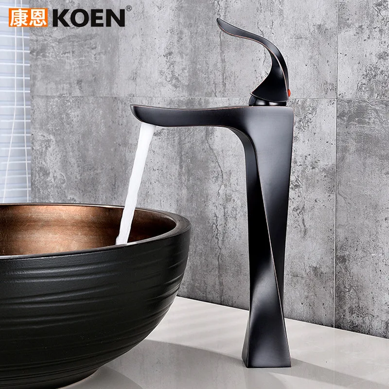 Кран для раковины на сцене Черный кран воды горячей и холодной полностью