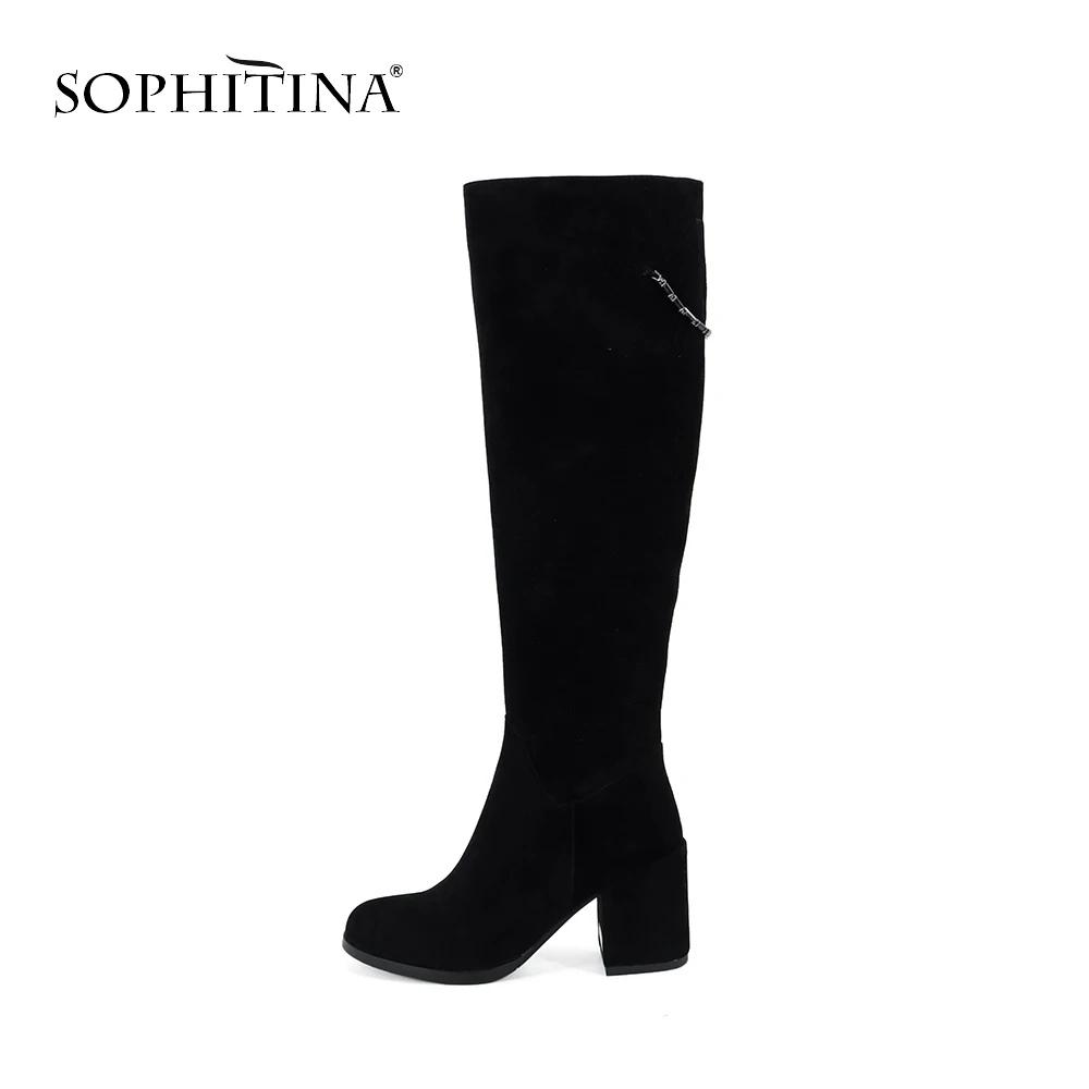 SOPHITINA/Сапоги женские на осень и зиму. Теплая обувь высокого качества из натуральной замши. Новые сапоги с резиной сзади и цепочкой, сбоку молнием. Женская зимная обувь с круглым носком на обтянутом каблуке. SC193