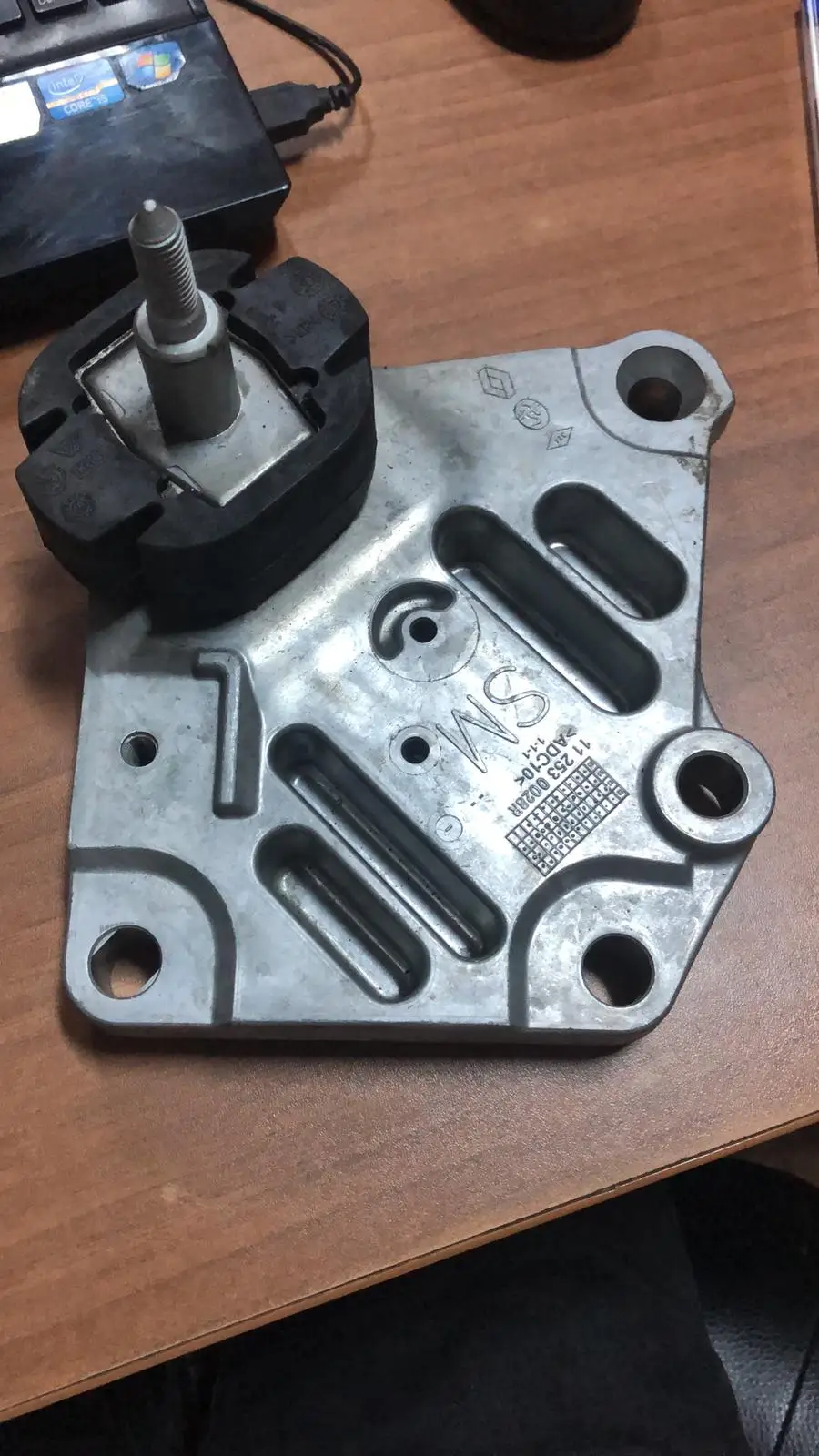 

VolMarkt Latitude Gearbox Chock 112530028 Reliable Original Quality. Compatible Spare Parts High Performance Suitable