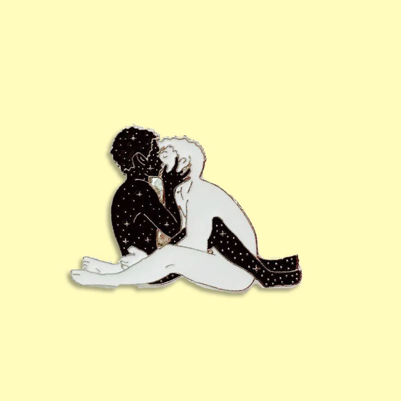 Hugging Kissing men Enamel Pin Love With No Border Brooch Backpack Clothes Lapel Love Freedom Jewelry Gift for Friends