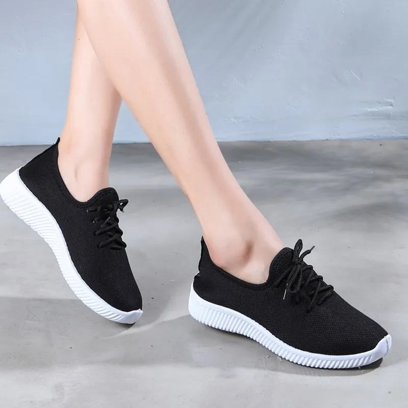 Женские теннисные кроссовки на платформе простые легкие спортивные туфли черные