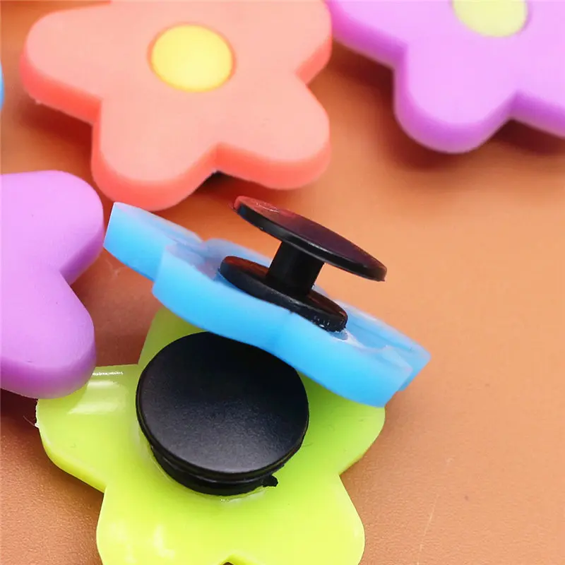 Single Sale 1pc PVC Shoe Charms Cute Noctilucent Flowers Shoe Accessories Shoe Buckle Decorations Fit Croc JIBZ Kid's X-mas U141