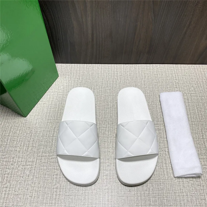 

Couple Slippers Geometric Diamond Colored Rubber Slippers Light Comfortable Flat Floor Slippers Luxury Designer Shoes Size 35-46