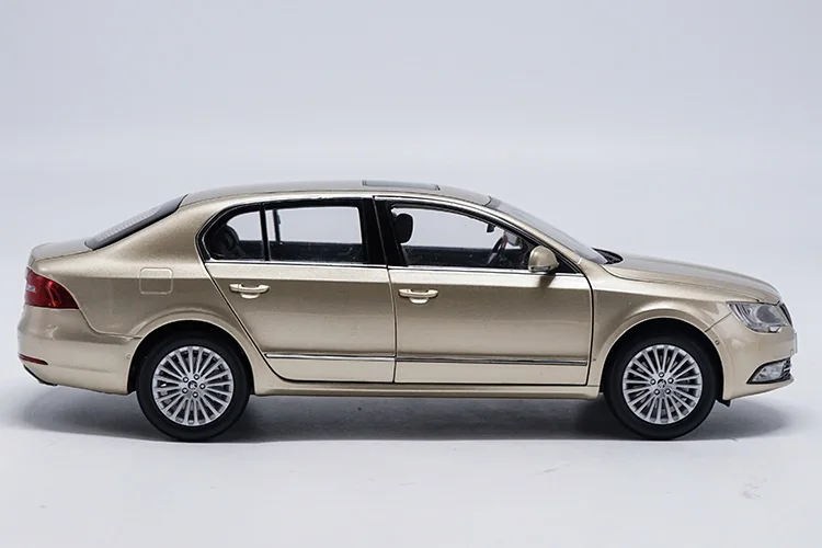 1:18 Skoda Superb сплав модель автомобиля статические металлические модельные автомобили оригинальная коробка для коллекции подарков