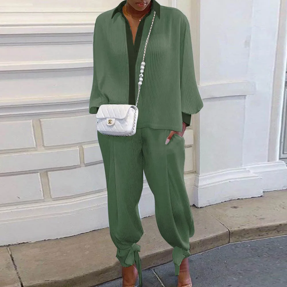 Женский костюм из двух предметов: рубашка с воротником-стойкой и длинными