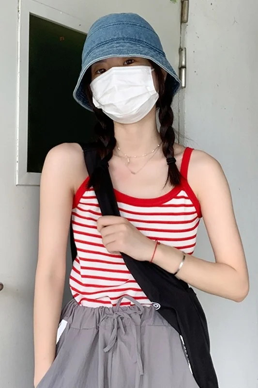 Женский жилет на бретельках летний красный сетчатый в полоску с дизайном сзади