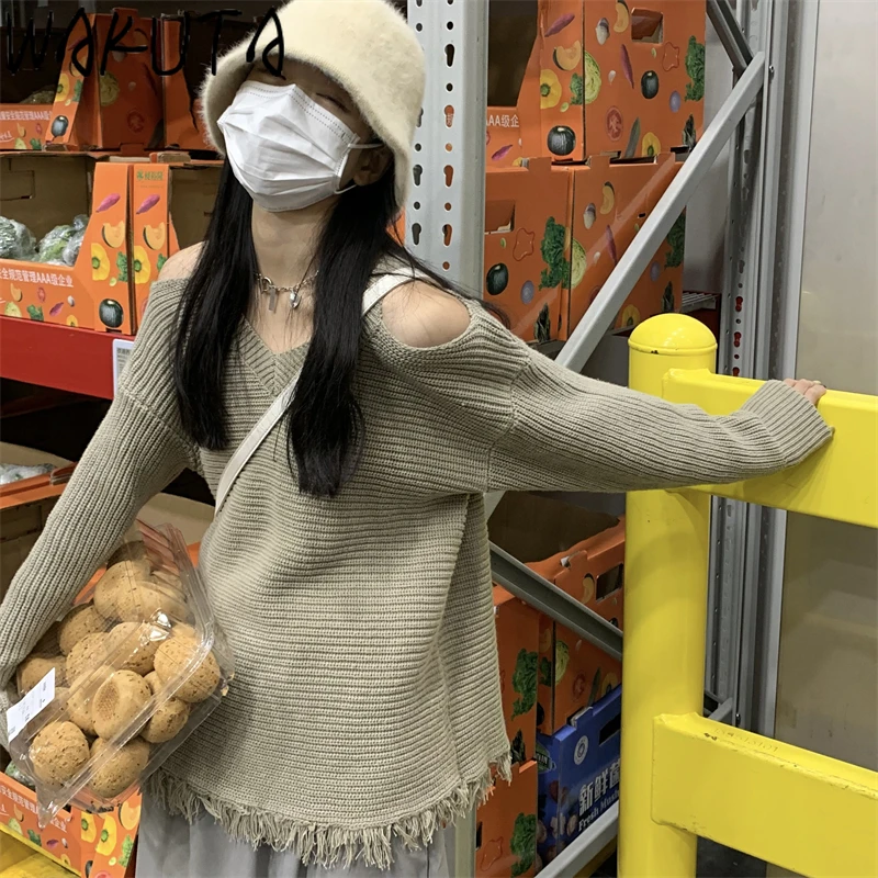 Свитер с открытыми плечами и V-образным вырезом | Женская одежда