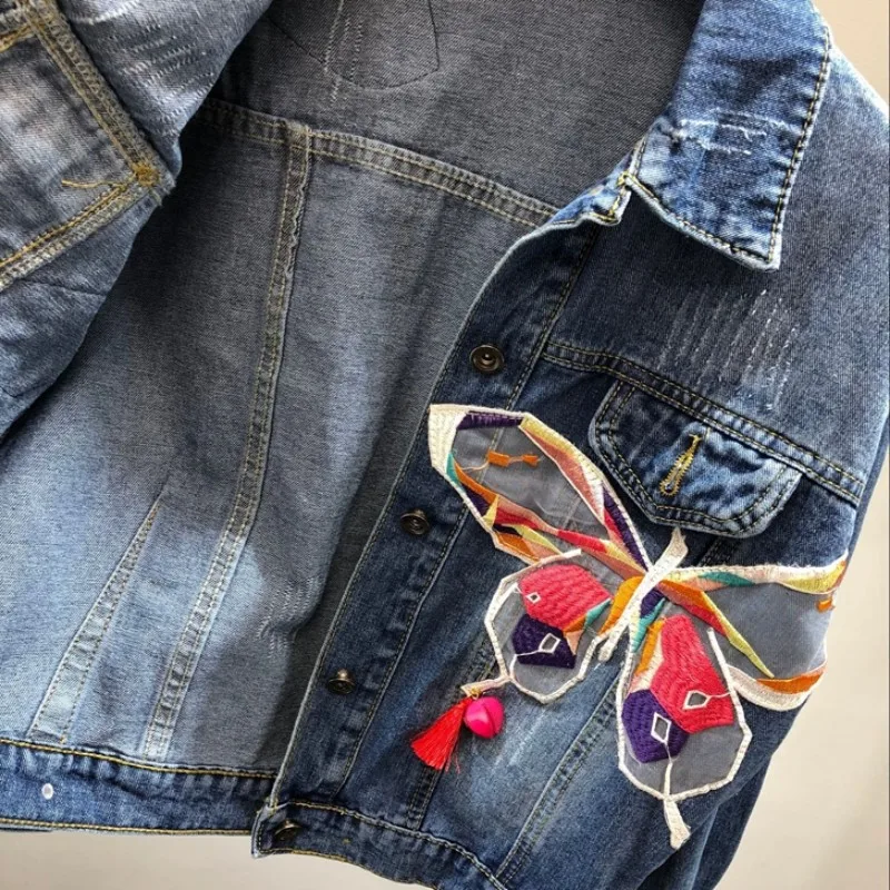 Женская джинсовая куртка с вышивкой в стиле пэчворк и бабочками приталенная