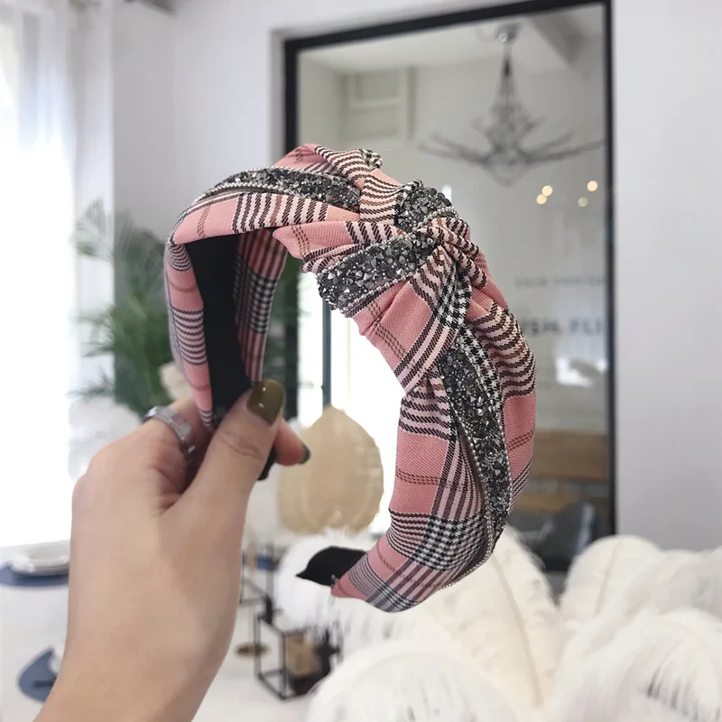 Женская повязка на голову в клетку с узлом |