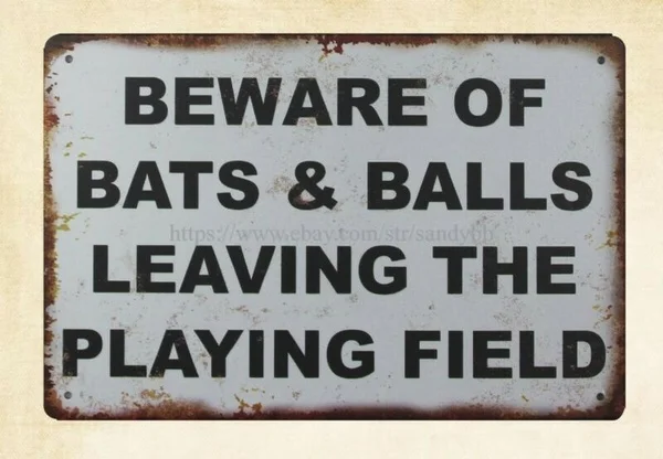 

Остерегайтесь летучих мышей, мячей, оставляя игровое поле, металлический жестяной знак, уличные художественные работы