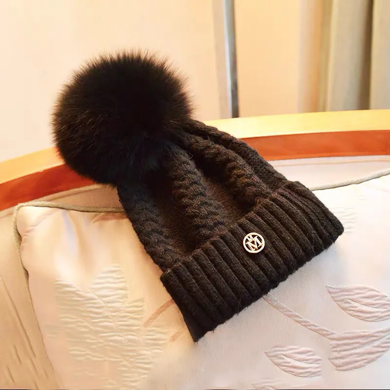 Шапка бини женская зимняя из натурального Лисьего меха с помпоном | Аксессуары