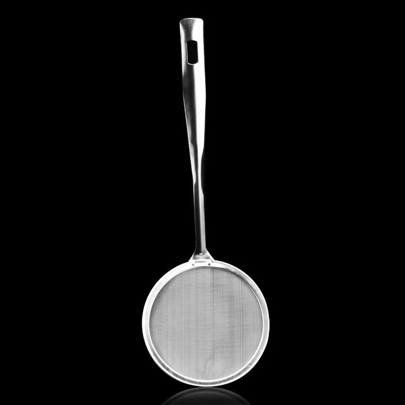 Кухонные приспособления: ковш с фильтром из нержавеющей стали с тонкой сеткой для сливания масла из жареной пищи.