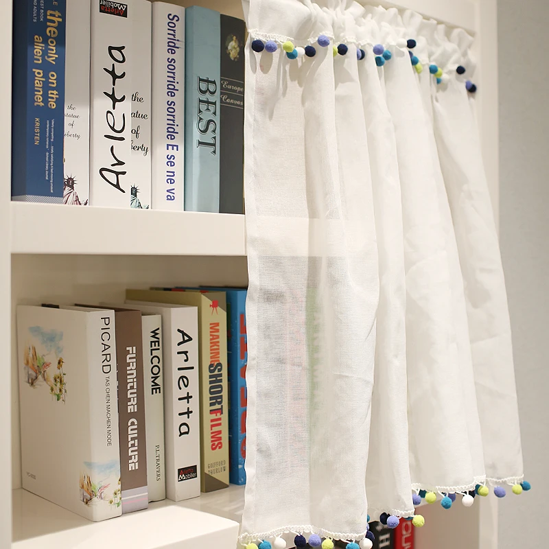 Белая прозрачная занавеска с разноцветным помпоном Короткая 150x125 см для кухни