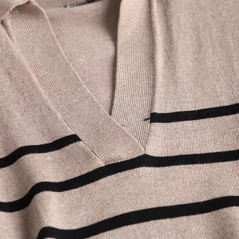 Вязаное зимнее платье-миди в полоску с V-образным вырезом | Женская одежда