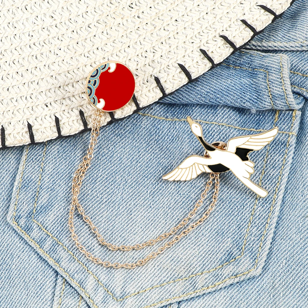 Белая цепочка с летающим краном эмалированные булавки Заход Солнца облака