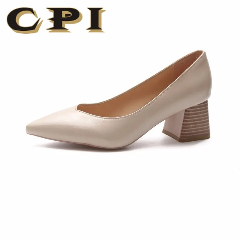 Женские туфли-лодочки из лакированной кожи с острым носком на высоком каблуке |