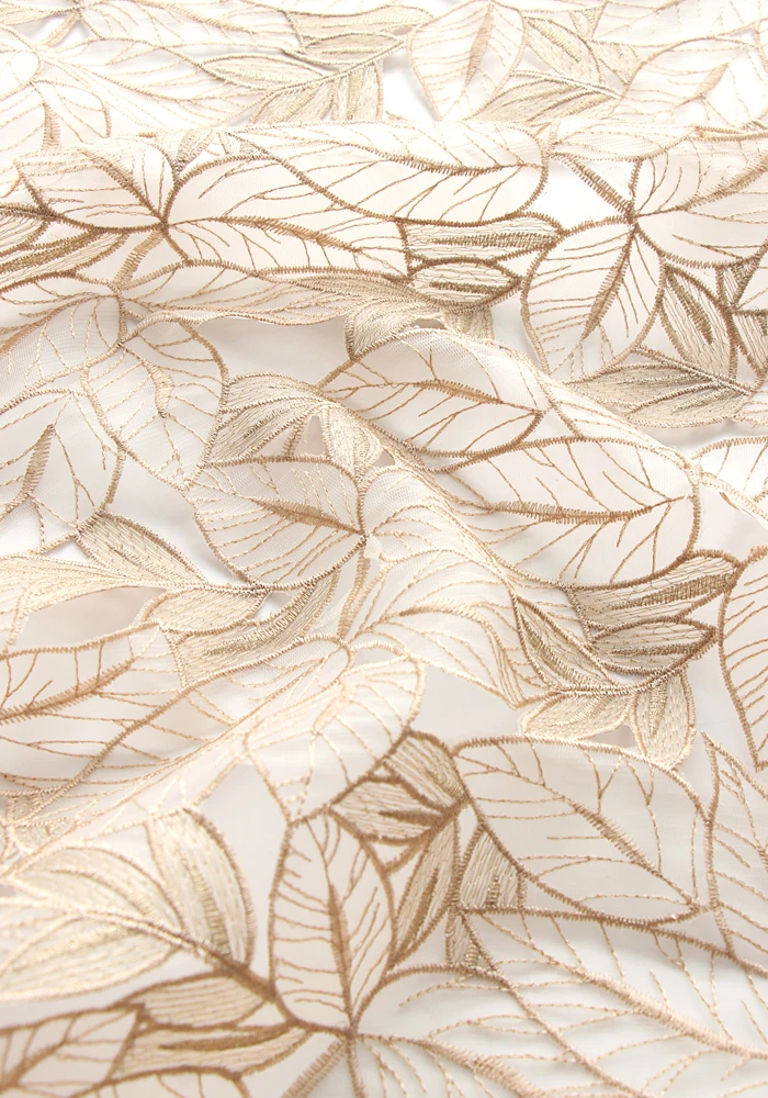 Великолепная органза цвета шампанского с золотой нитью и вышивкой в виде листьев