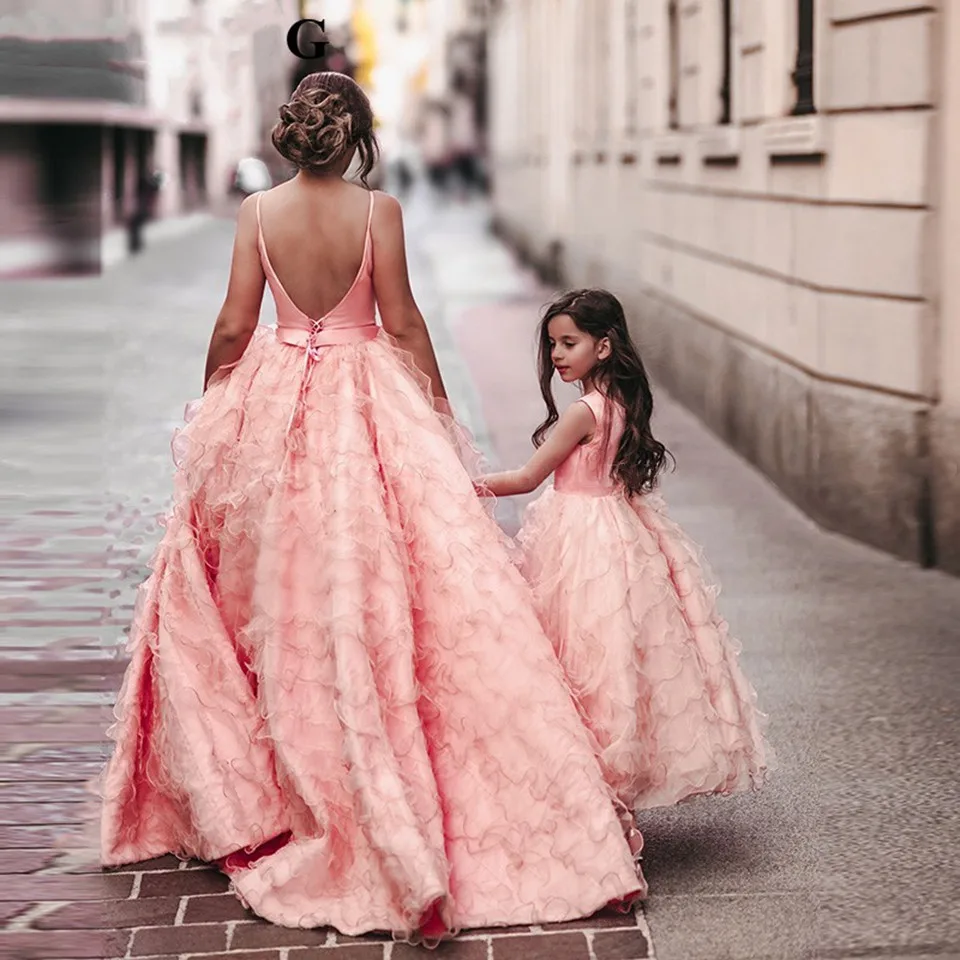 Розовые Бальные платья без рукавов с оборками для матери дочери принцессы на