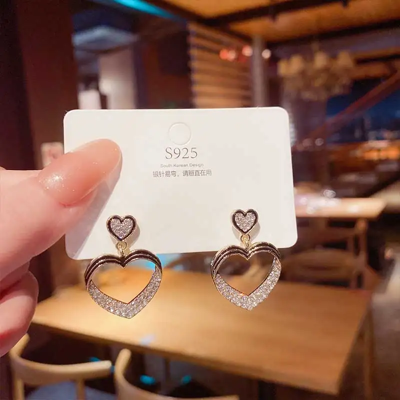 

Женские серьги-гвоздики в виде звезд, с бриллиантами