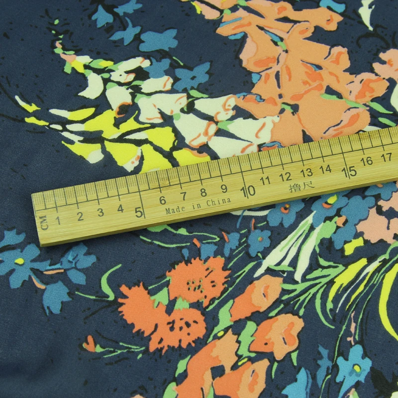 Цветы на темно-синем фоне из 100% шелка жоржета шелковая ткань SCG505 | Дом и сад
