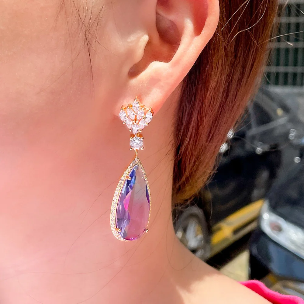 Женские позолоченные серьги Pera Surprise фиолетовые синие с радужным градиентом