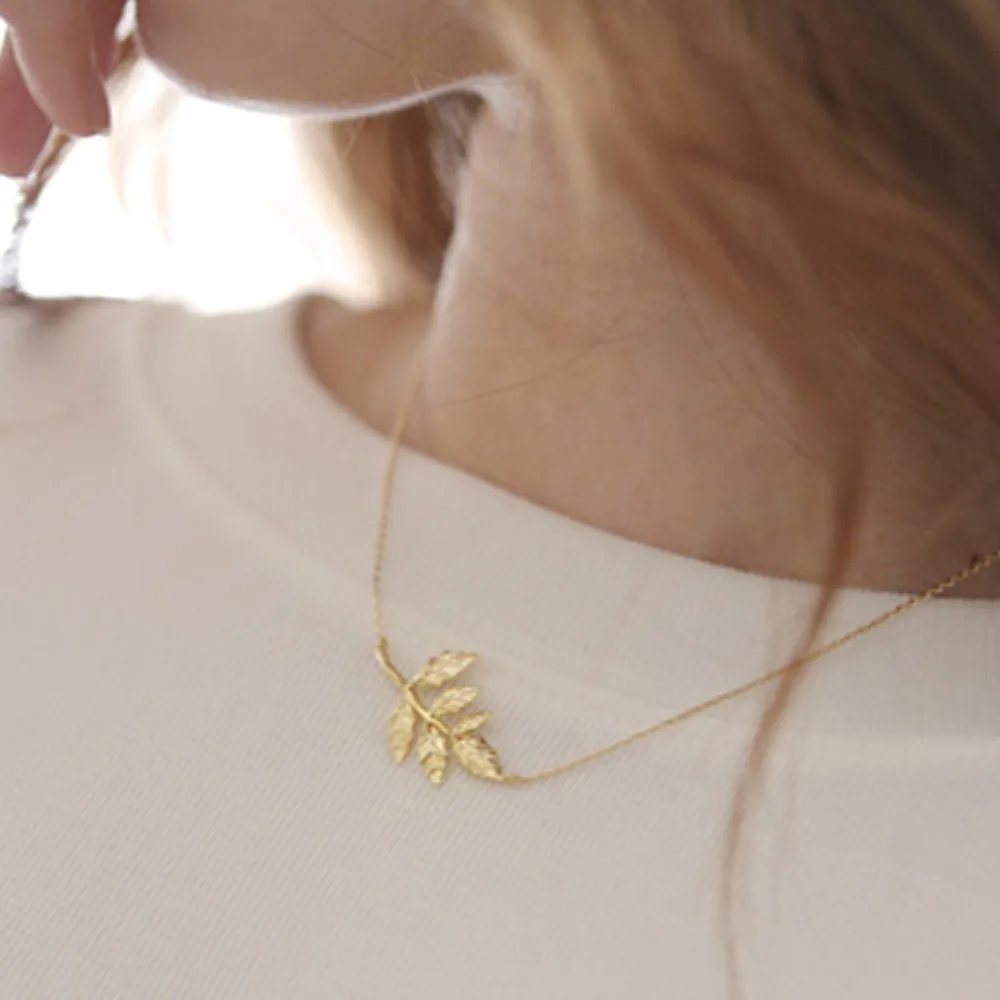 Простое металлическое ожерелье цепочка с подвеской в виде листьев осень зима