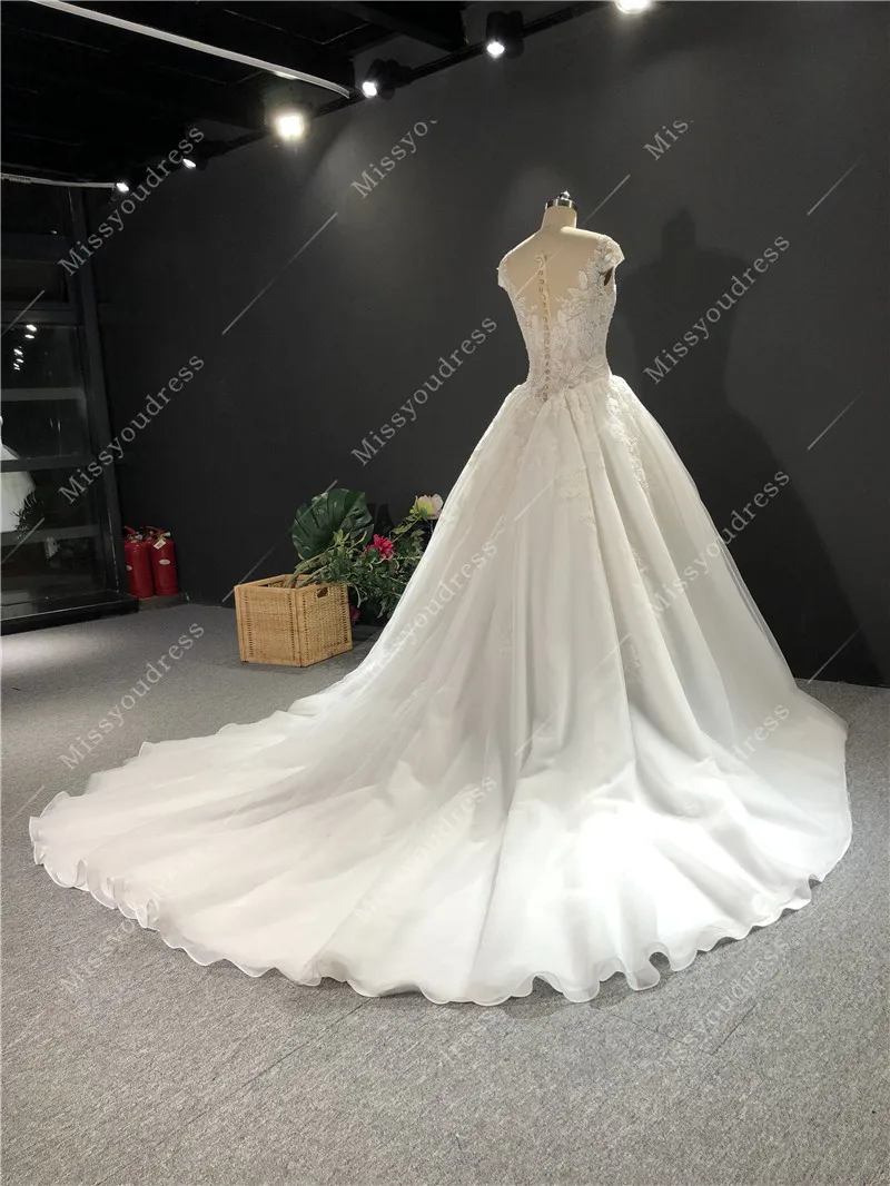 2021 Newest High Quality Real Sample Ivory Lace Cap Sleeeves Ball Gown Zipper Floor Length with Long Train Wedding Dress