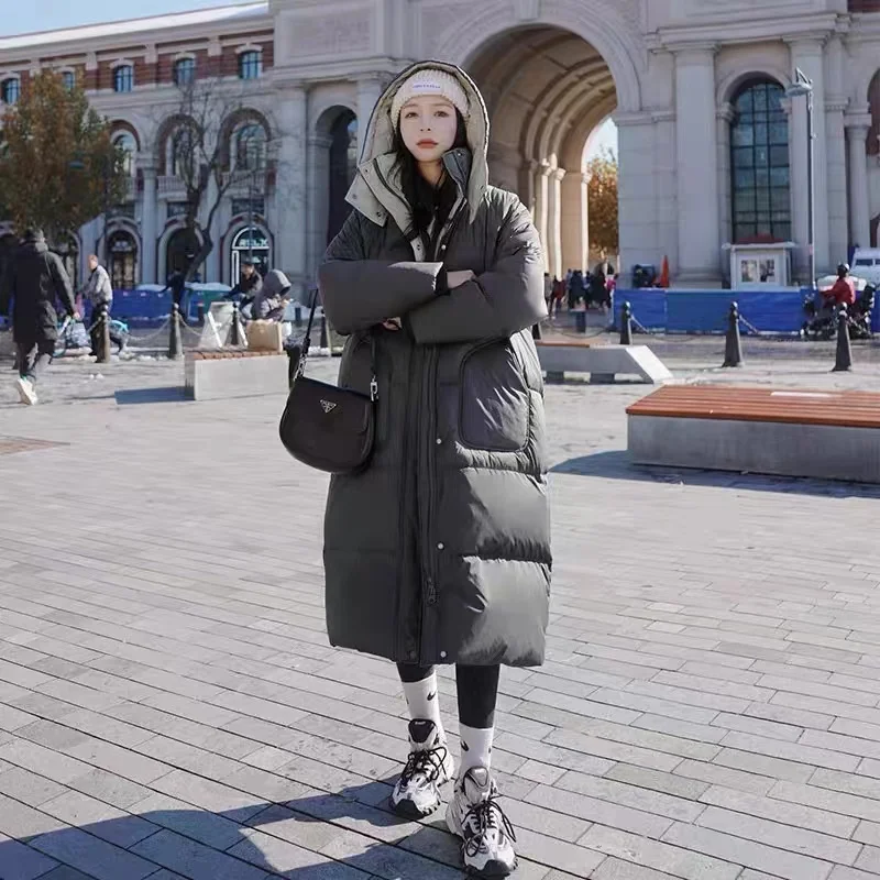 Женская зимняя модная длинная куртка выше колена на белом утином пуху в
