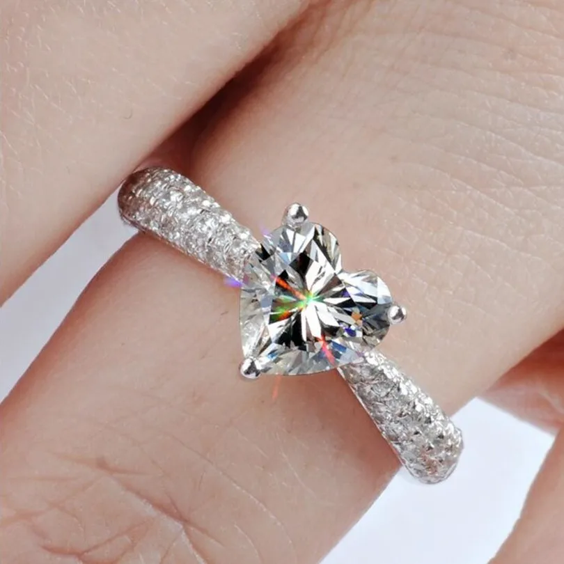 Женское кольцо из серебра 925 пробы с искусственным бриллиантом | Украшения и