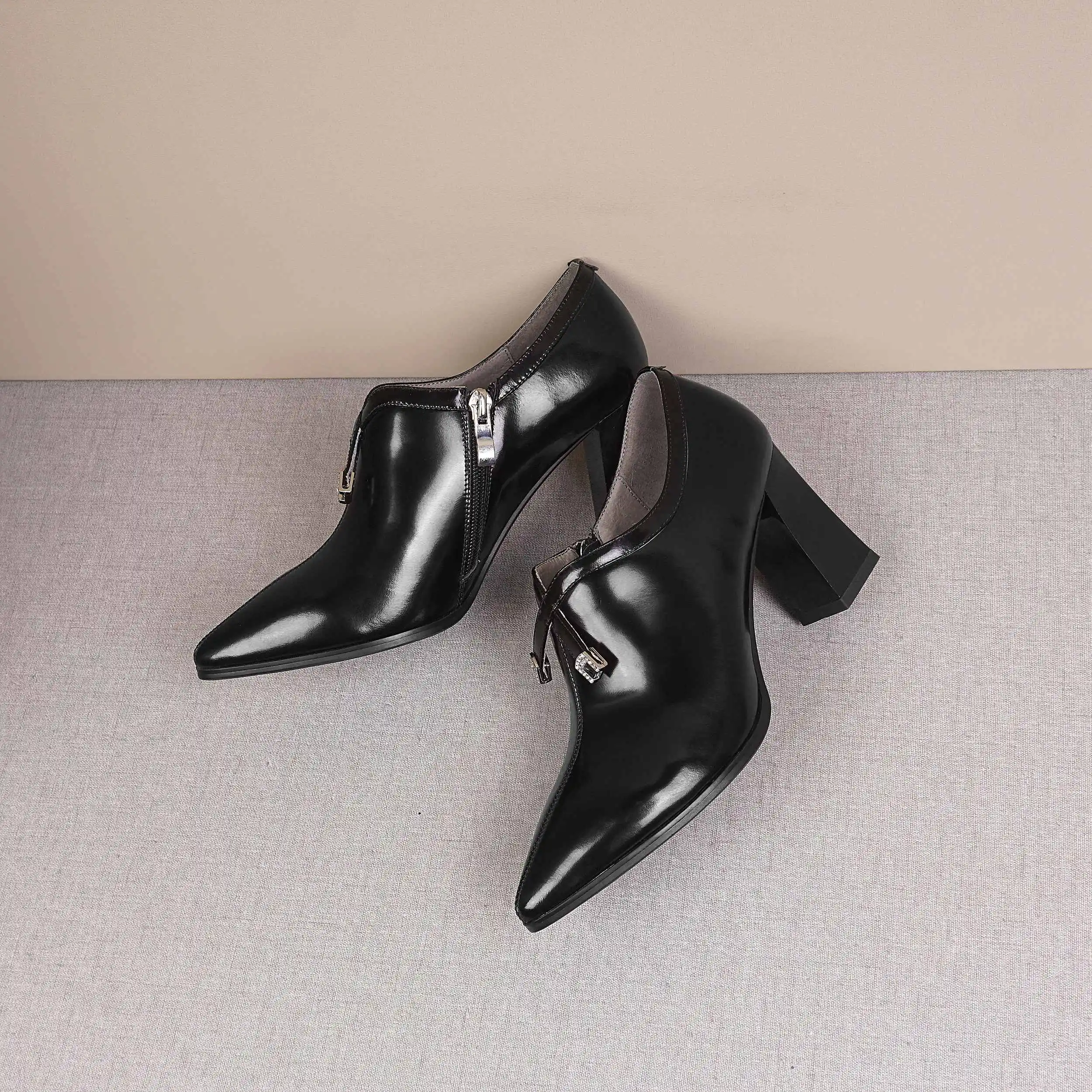 Элегантные однотонные туфли Krazing pot в простом стиле из натуральной кожи с