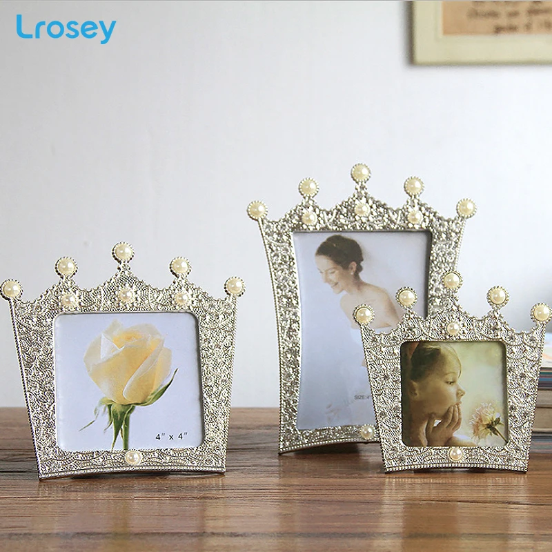 Металлическая фоторамка Crown с инкрустированным жемчугом на столе европейские