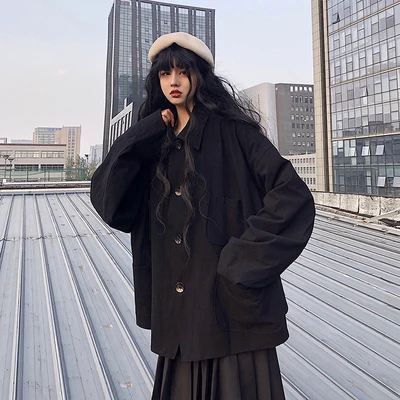 Женская Осенняя куртка в стиле темного цвета свободная с длинными рукавами и