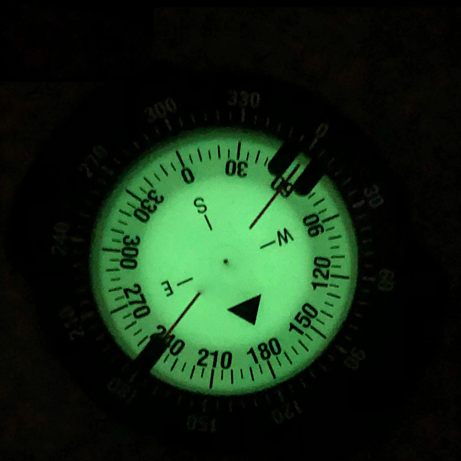 

Professional Diving Compass Accurate Navigation Compass Underwater 50m Work With Elastic Cord Luminous Plate