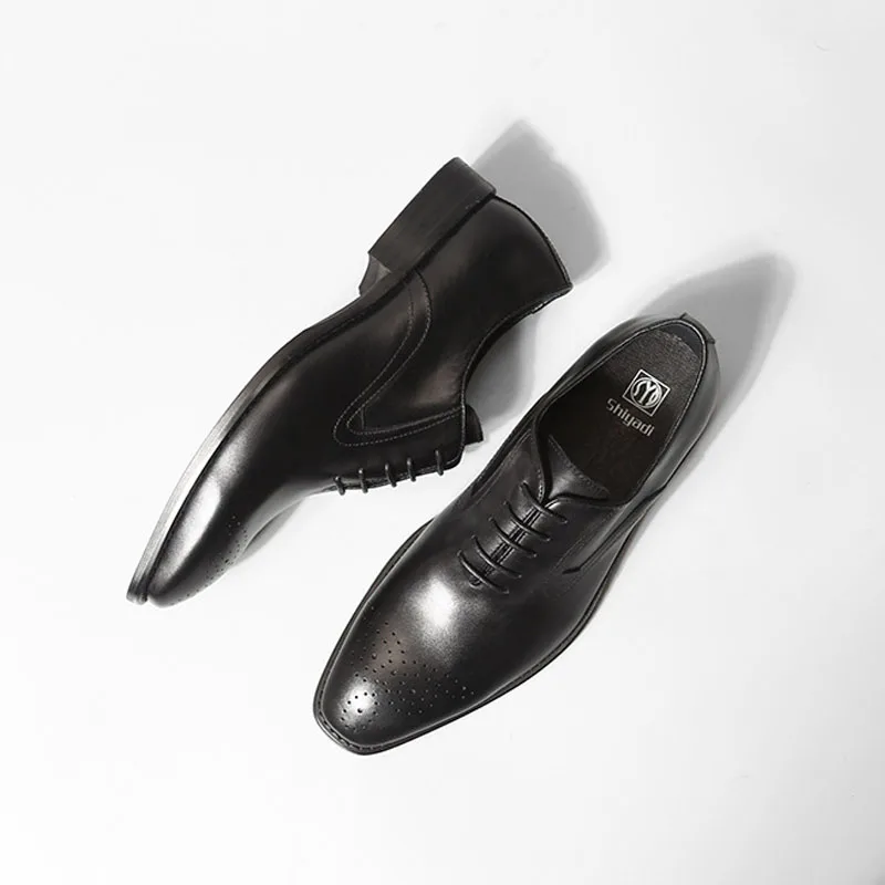 Обувь из натуральной кожи с перфорацией и резным узором в деловом стиле