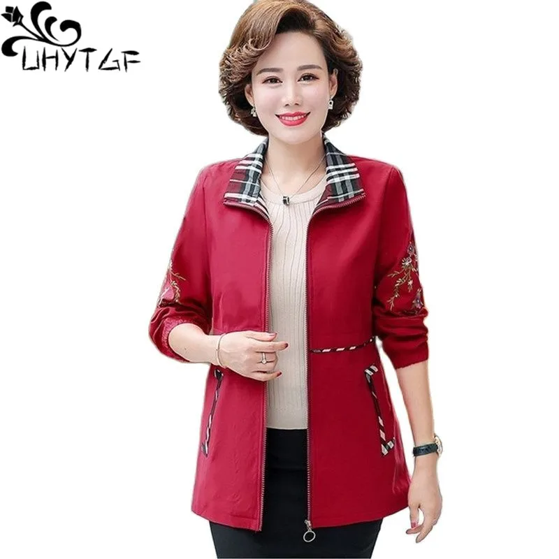 

UHYTGF Middle-Aged Mom Spring Autumn Windbreaker Thin 5XL Loose Size Top Outewear Fashion Embroidery Women Short Trench Coat1520