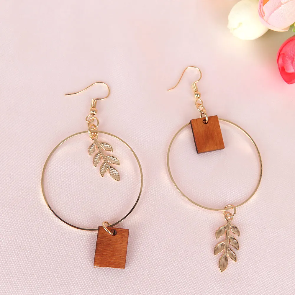 Женские серьги-подвески в форме листьев золотистого цвета геометрические