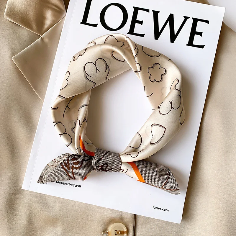 

Модный милый шелковый шарф для женщин на весну и лето, тонкий декоративный квадратный шарф с принтом в виде сердца, цветка, медведя, Солнцеза...