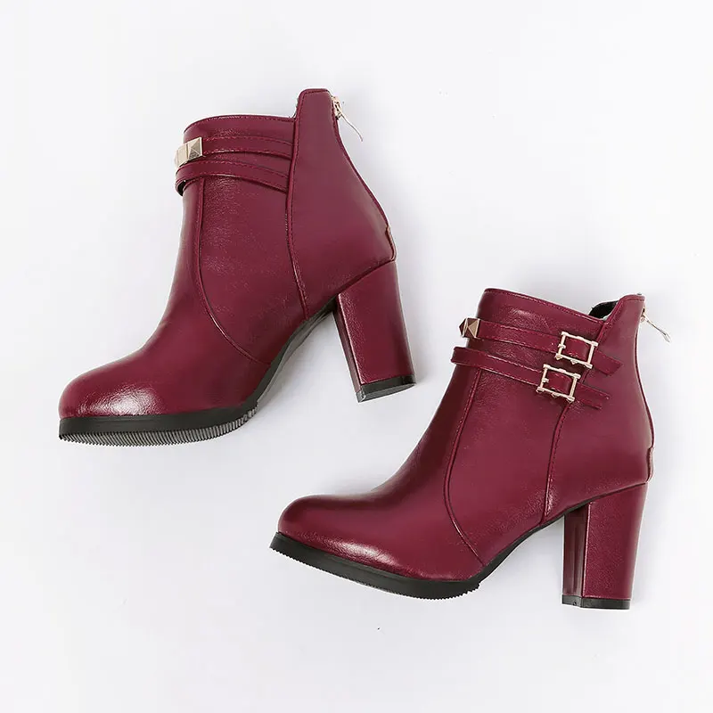 Новинка зимние повседневные Черные ботильоны с пряжкой и круглым носком красным