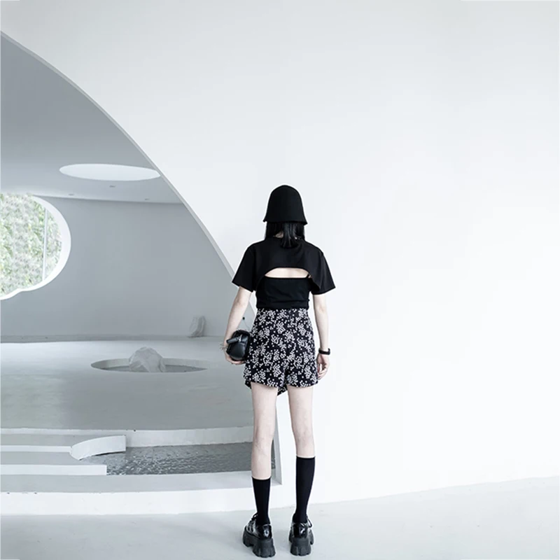 

[EAM] Women Black Pattern Printed Irregular Wide Leg Shorts New High Waist Loose Fit Trousers Fashion Spring Summer 2021 1DD7537