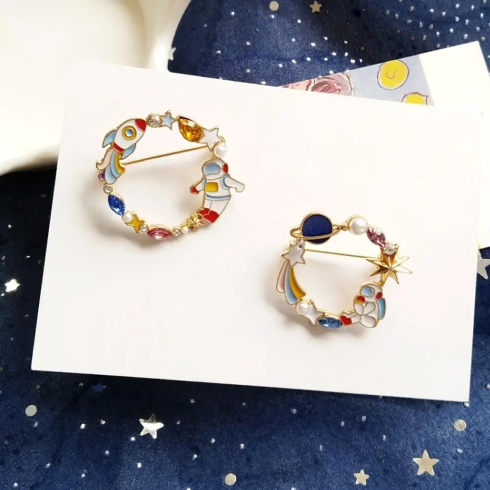 Космическая эмалированная булавка круглая синяя брошь космонавты и ракеты