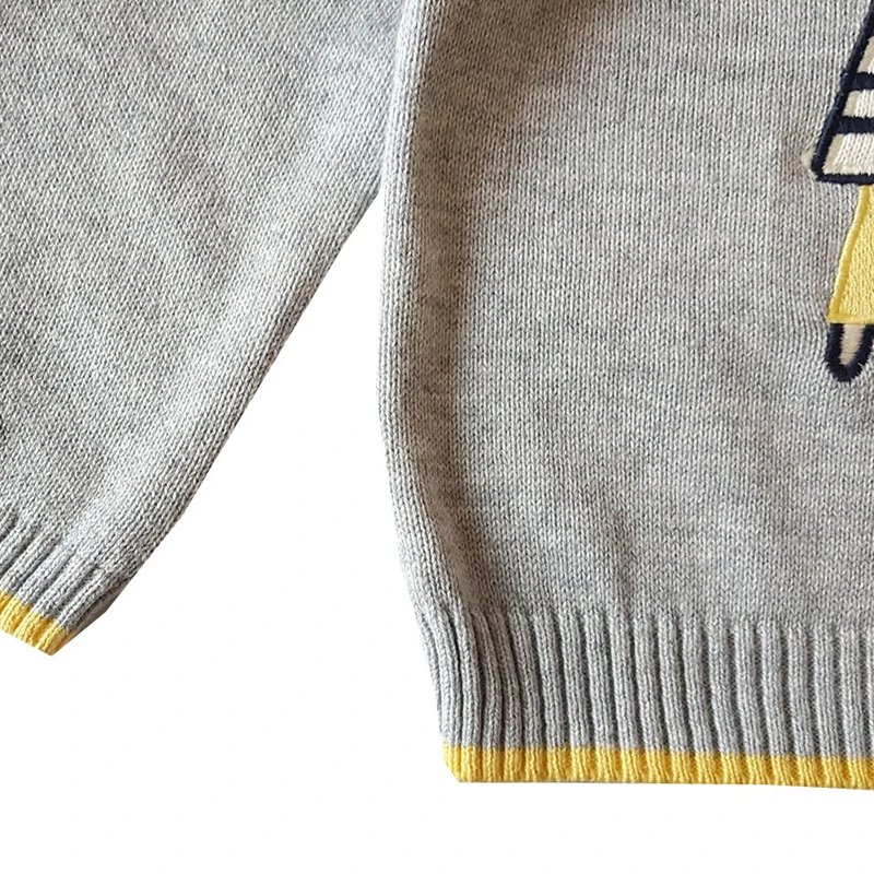 Детский вязаный свитер для девочек с круглым вырезом серого цвета на