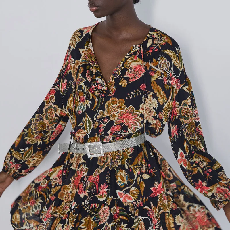 Женское мини платье с оборками круглым вырезом длинными рукавами и цветочным