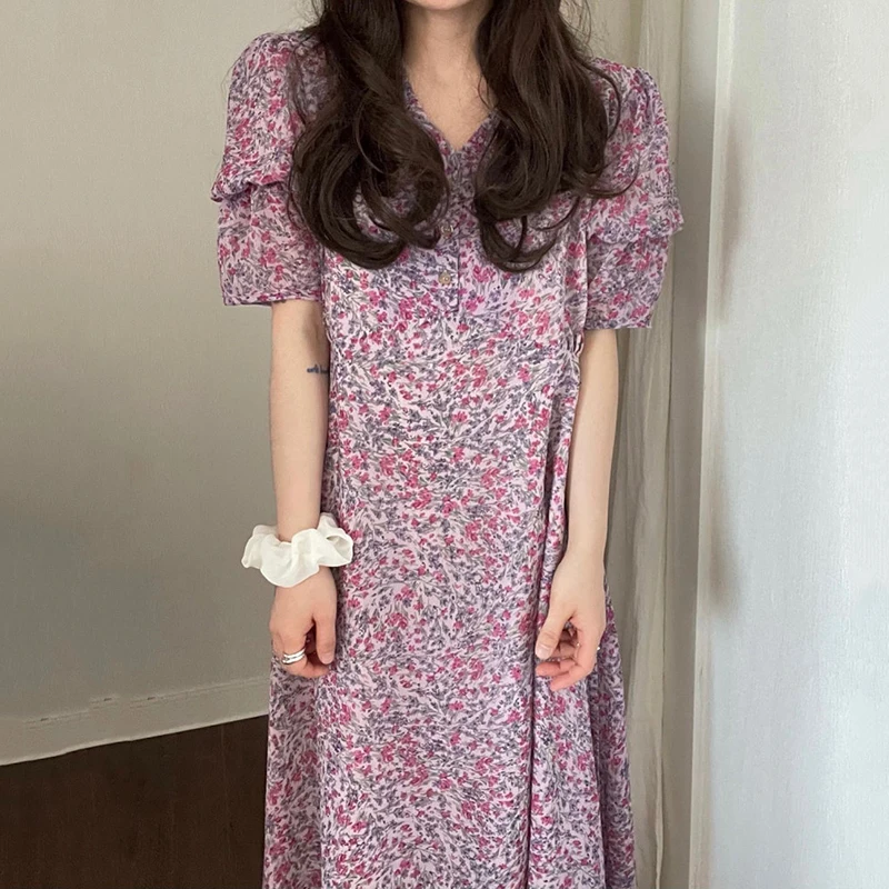 

Корейское шикарное летнее милое и нежное приталенное платье до колен с V-образным вырезом и завязками, с цветочным принтом и пышными рукавам...