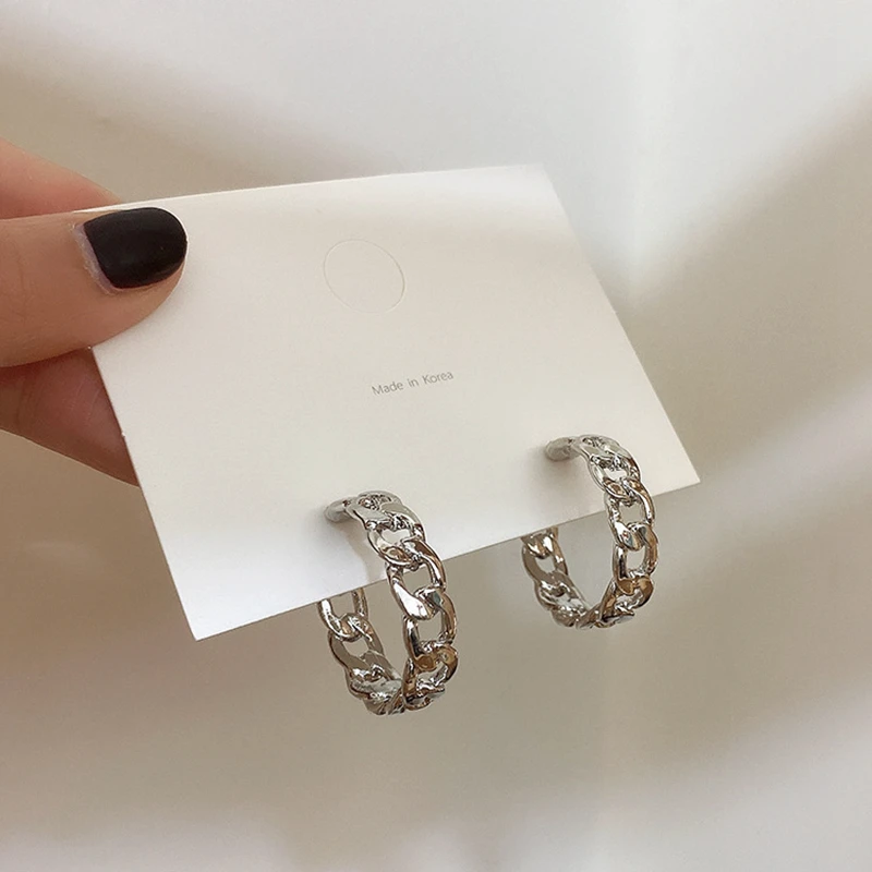 Серьги кольца с полой цепочкой простые эффектные круглые серьги ювелирные