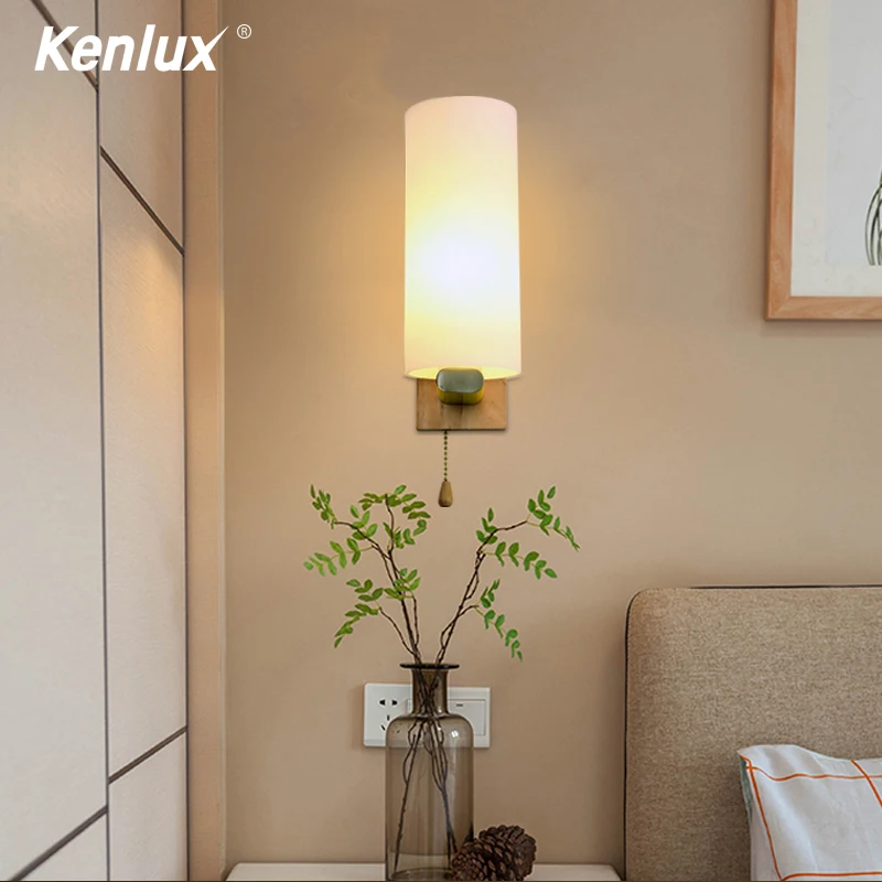 Декоративное настенное бра в скандинавском стиле со стеклянным абажуром