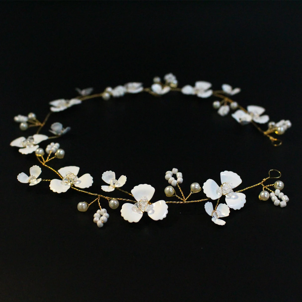 

HP002 Elegant Bridal Headdress Exquisite Golden Bracket Beading White Flowers Handmade Head Band for Wedding Perform Studio Prop
