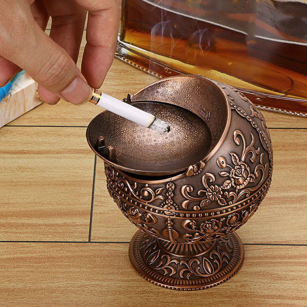 

Windproof Ash Tray Metal Retro Flower Embossing Pattern Globe Cigarette Ashtray Lid Tabletop Portable Home Decor Ashtrays
