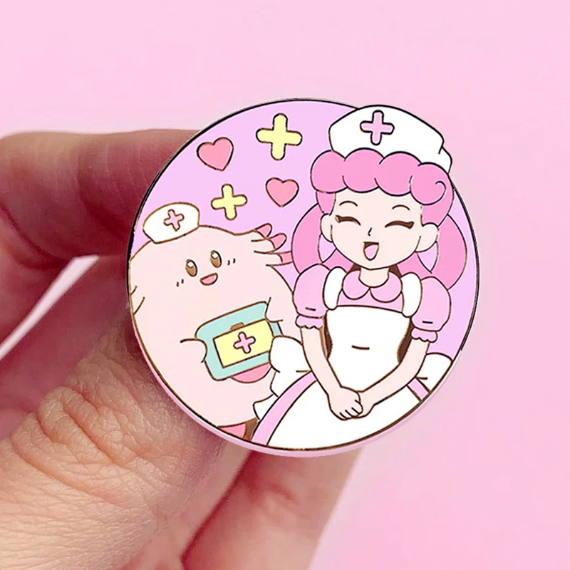 Металлическая брошь с эмалью в виде знака | Украшения и аксессуары